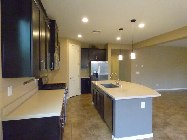 Building Photo - Upgraded kitchen and lots of sq ft in Verrado!