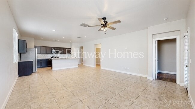 Foto del edificio - 30995 W Whitton Ave