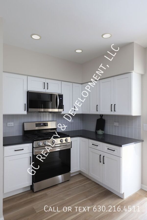 Building Photo - 1076 S Parkside Dr