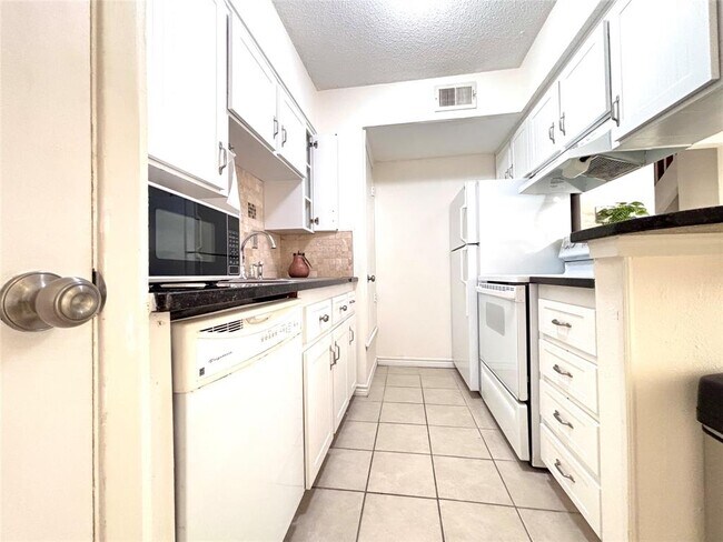 Building Photo - 7407 Shadow Hill Dr