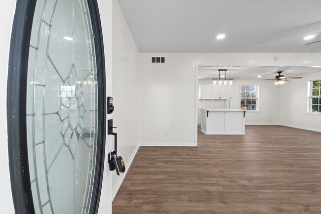 Foto del edificio - Pet Friendly Renovated Three Bedroom with Basement!