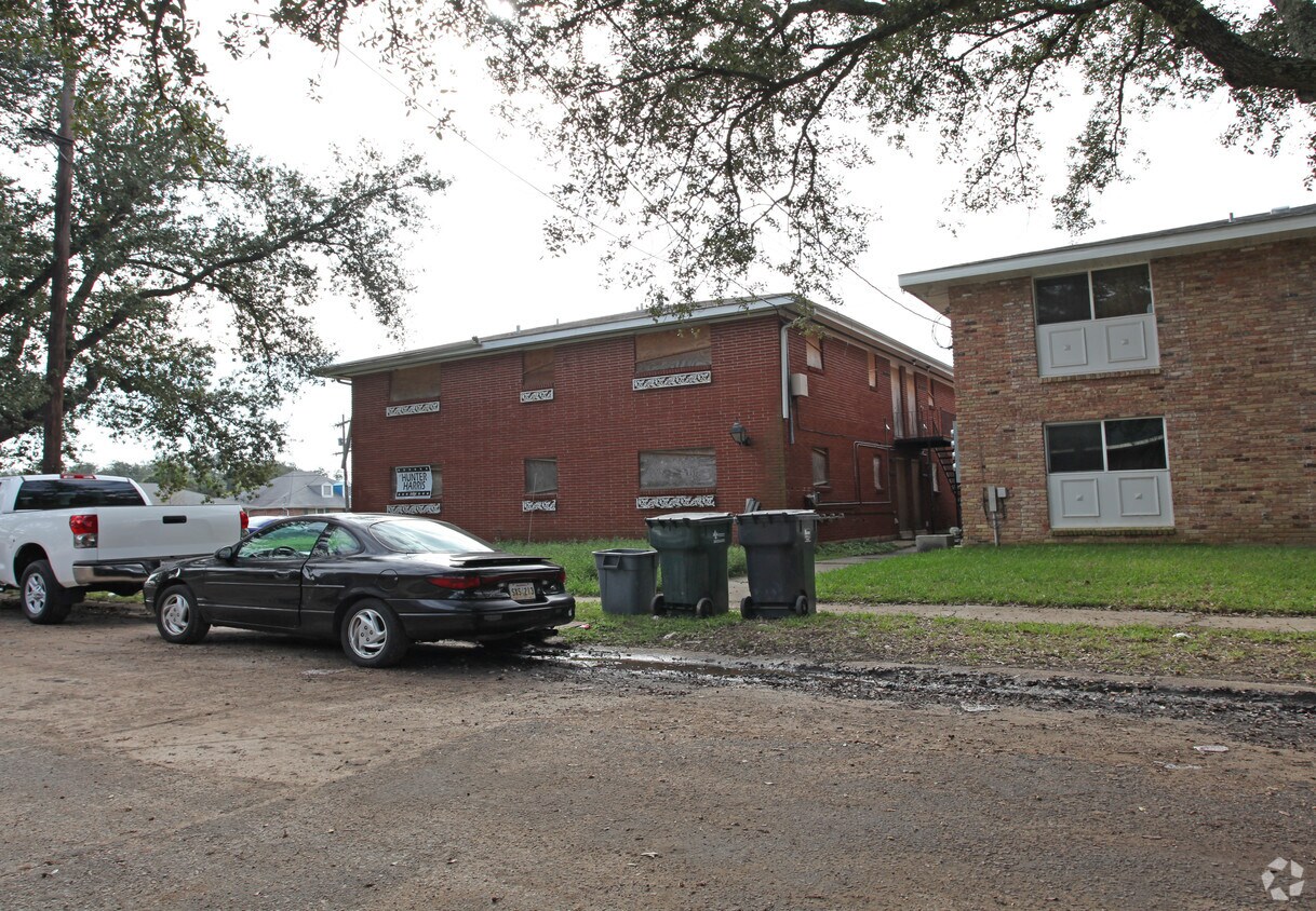 Building Photo - 1564 Aviators St