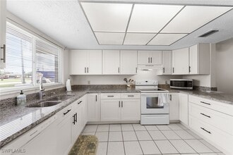 Building Photo - 4420 Santa Barbara Blvd