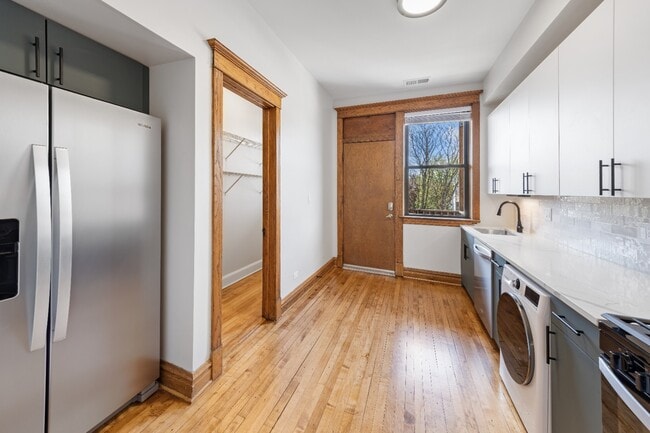 Foto del edificio - Renovated 2 bed in Logan Square - Now Leasing!
