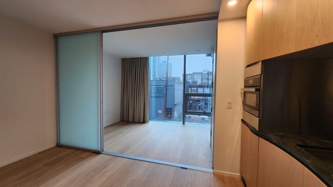 Building Photo - 401-1568 Alberni St