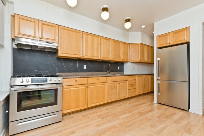 Building Photo - 5341 N Kenmore Ave