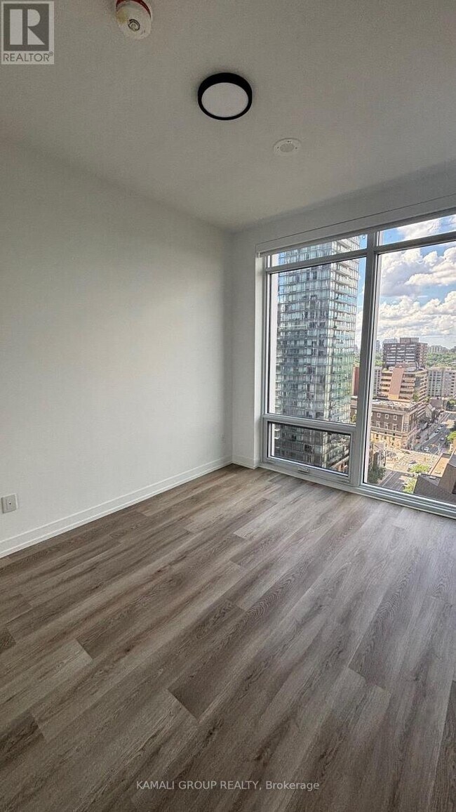 Photo du bâtiment - 771 Yonge St