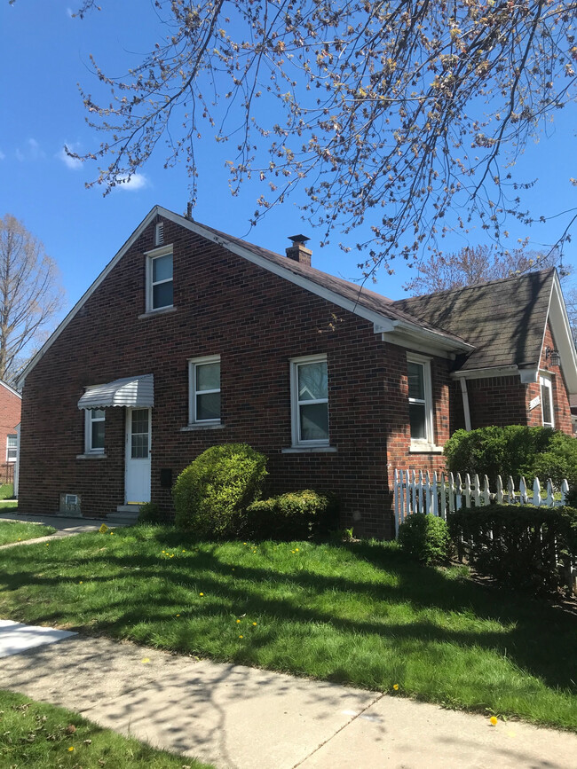 Building Photo - 15201 Crescentwood Ave