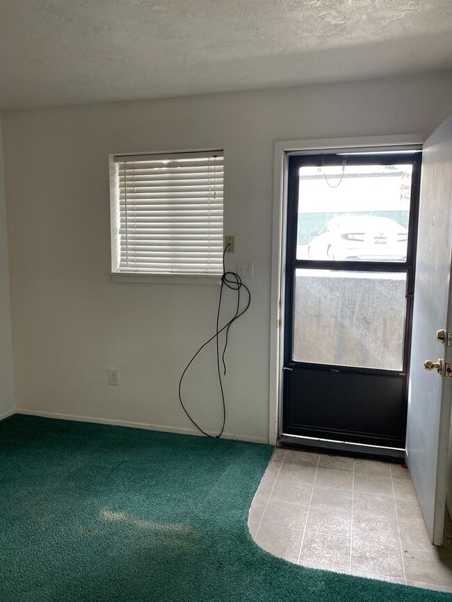 Building Photo - 2 bedroom, 1 bath condo in Park Place