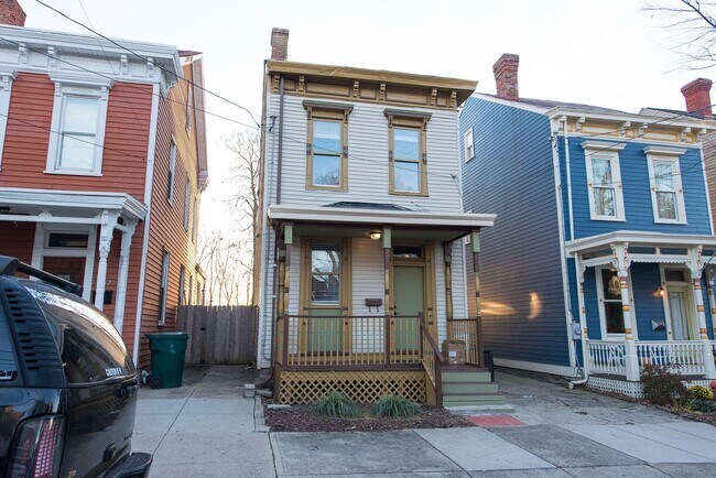 Building Photo - NORTHSIDE - Immacualte 3bed 2.5 bath w dri...