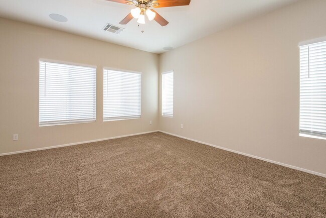 Foto del edificio - 1240 Maple Pines Ave
