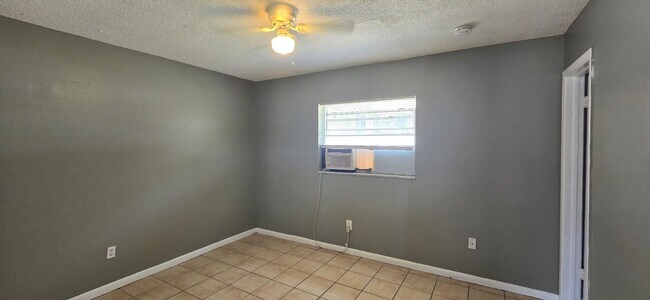 Foto del edificio - 9809 N Myrtle St