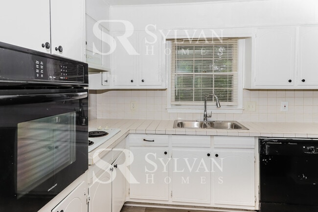 Building Photo - Your dream home awaits