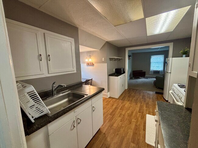 Cocina y comedor - 606 Dewey Ave