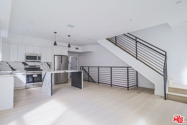 Foto del edificio - 11814 Gilmore St