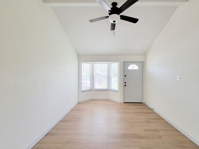 Building Photo - RECENTLY REMODELED 3 BEDROOM 1 BATH LEASE ...