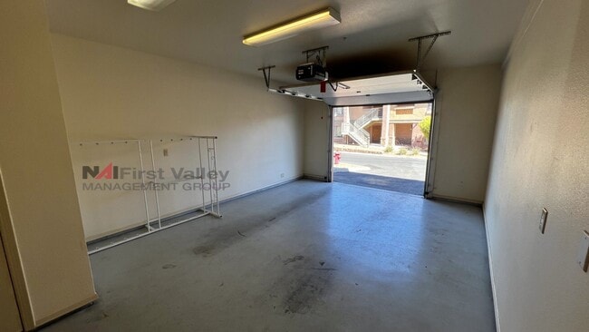 Foto del edificio - 3 Bedrooms, 2 Baths and a Single Car Garage