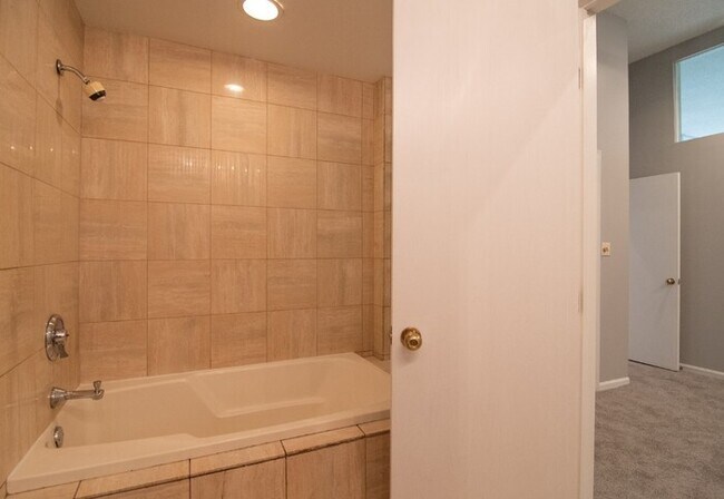 Building Photo - 812 W Van Buren St