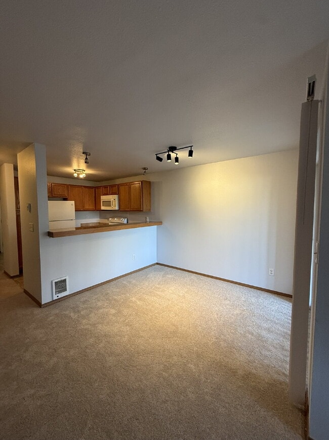 Foto del edificio - MOVE IN READY- Remodeled 2-bedroom Townhome!