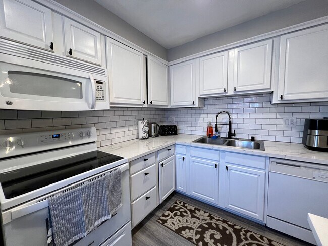 Foto del edificio - MOVE-IN SPECIAL! RENOVATED AND FURNISHED 2...
