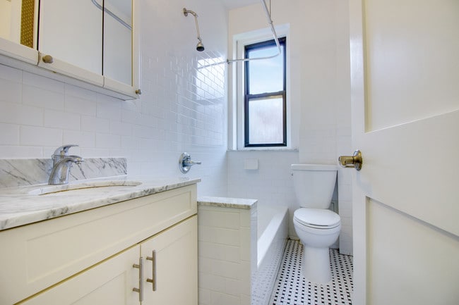 Building Photo - 68 Montague St