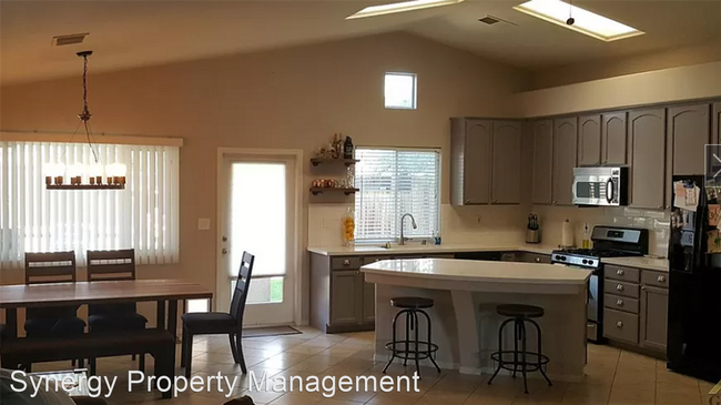 Foto del edificio - 4 br, 2 bath House - 11304 Luna Ave