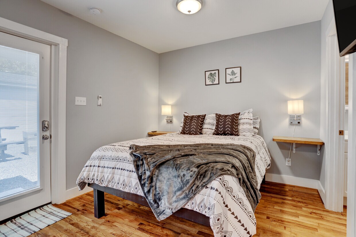 Foto principal - 4948 Polk St