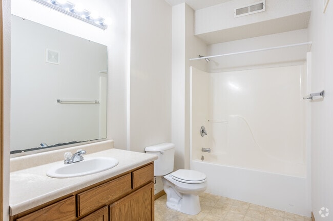 2BR, 1BA - 920SF Ground Floor Bathroom - 926 Harlocke St (IC)