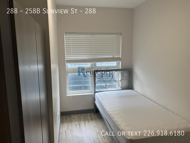 Photo du bâtiment - 258B-258B Sunview St