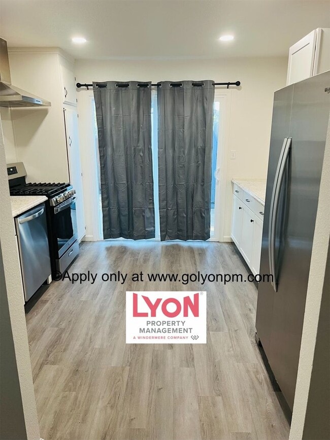 Foto del edificio - Modern & Stylish 2 Bedroom Duplex with Private Yard in Galt!