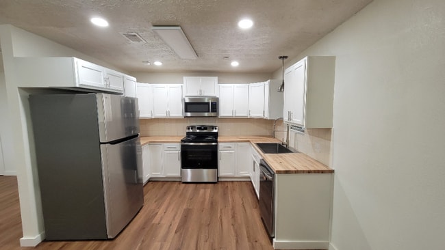 Building Photo - 2100 Hill Top Ct