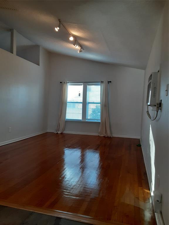 Foto del edificio - 1746 1/2-1742 Banks St