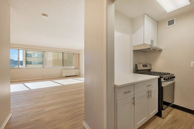 Building Photo - Sunny Renovated Studio w/Utilities Include...