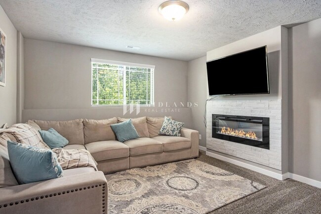 Building Photo - Turnbridge Split Entry Home!