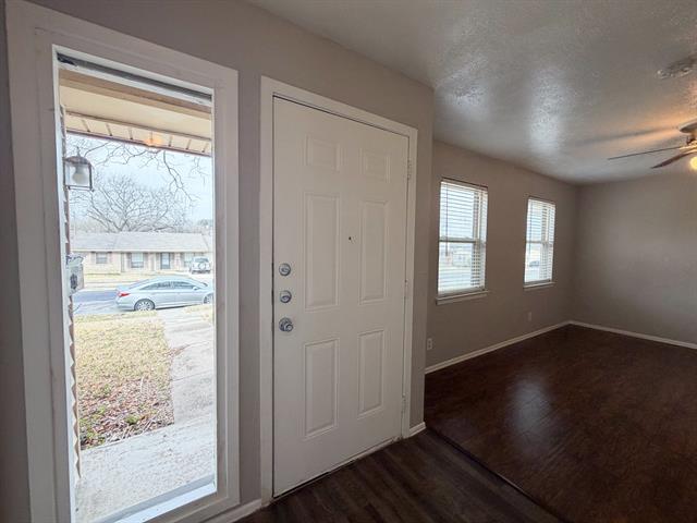 Building Photo - 304 Clary Dr