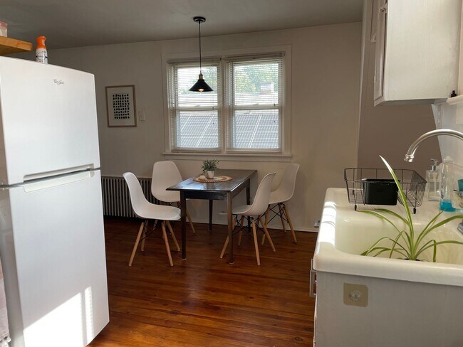 Foto del edificio - 126 Roselawn Ave