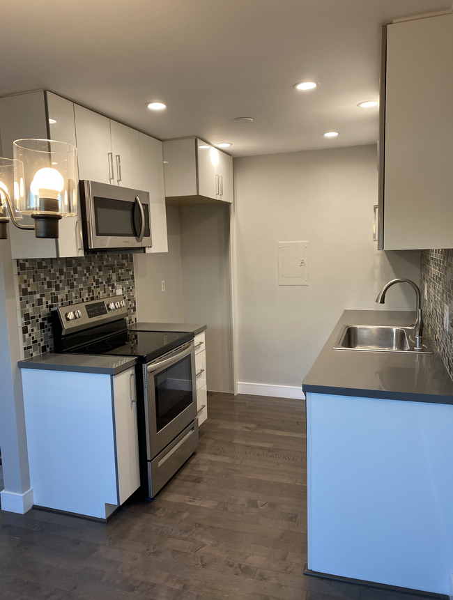 Kitchen with beautiful backsplash - 1809 Speyer Ln