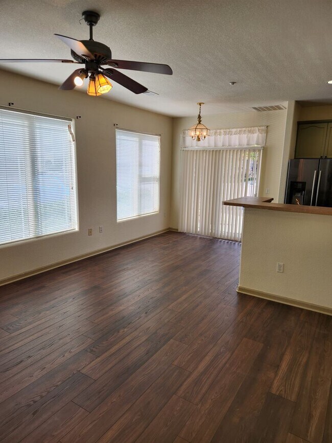 Foto del edificio - Beautiful condo in highly desired area of ...