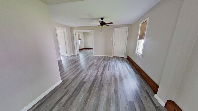 Building Photo - 1st Floor Apartment