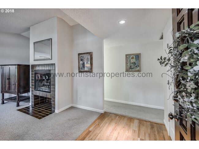 Foto del edificio - Great Lake Grove Bungalow Walking Distance to Everything