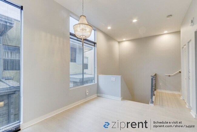 Building Photo - 3 br, 3.5 bath Townhome - 2624 Lincoln Ave...