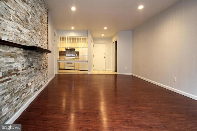 Foto del edificio - 8500 Barrington Ct