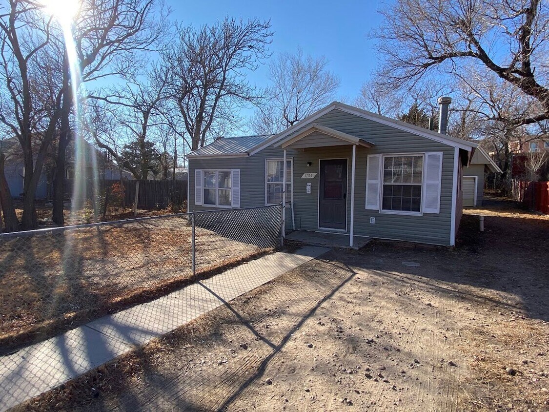 Foto principal - 1 Bed, Bonus Room, 2 Bath Single Family Home