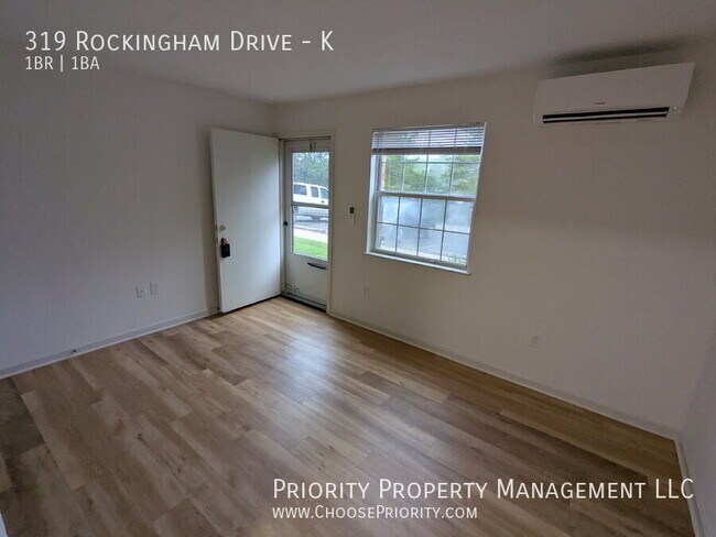 Foto del edificio - 319 Rockingham Dr