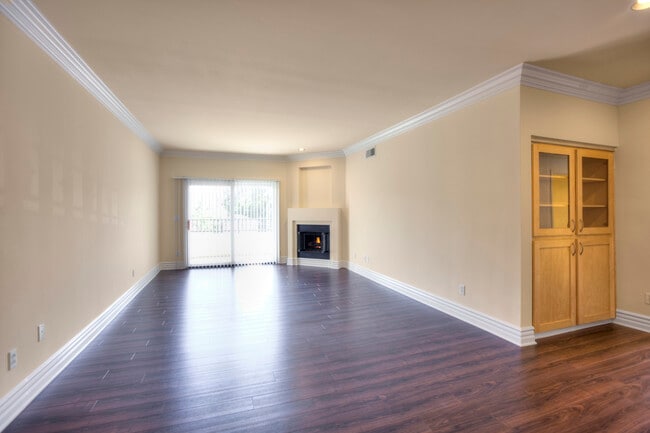 Building Photo - 10355 Riverside Dr