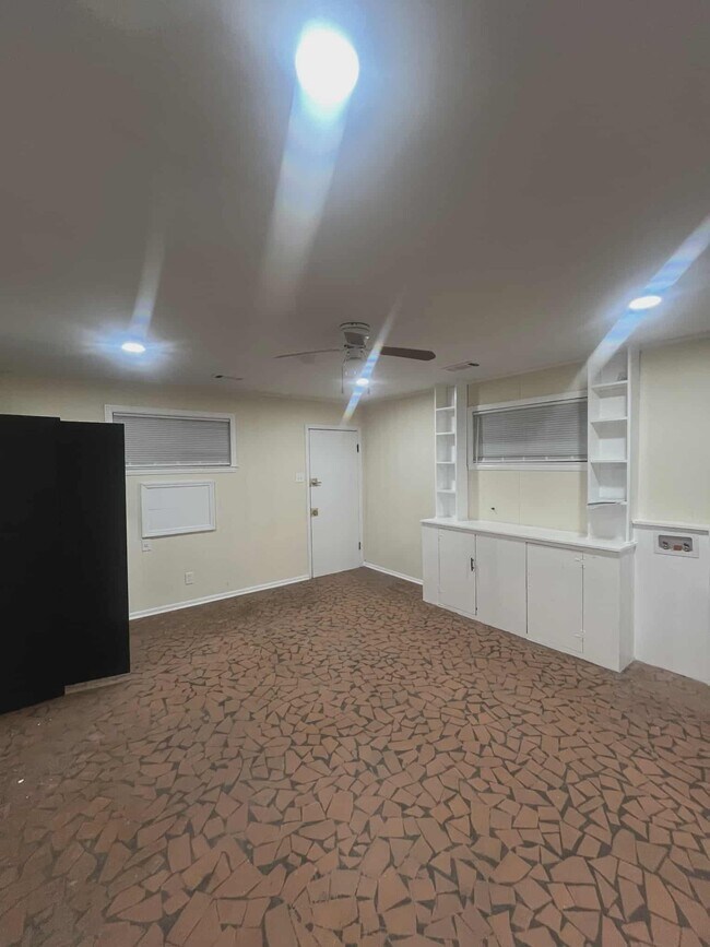 Building Photo - 253 W Burdock Ave