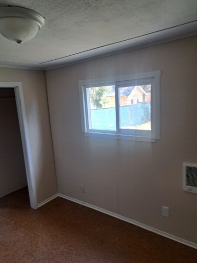 Building Photo - Dishman Hills 4 Bedroom 1 1/2 Bath Rancher