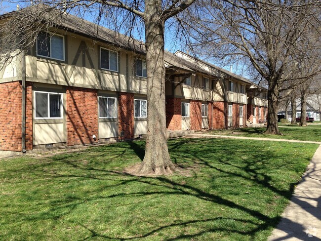 Building Photo - Oaks at Canterbury