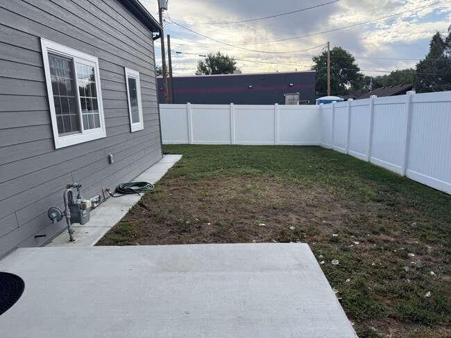 Building Photo - 2704 Poly Dr