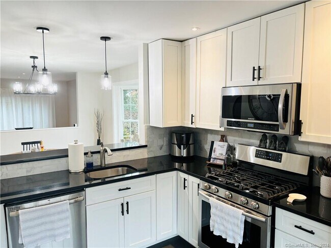 Foto del edificio - 136 Foxbridge Village Rd